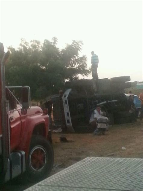 Mañana De Vuelcos Aparatoso Accidente De Camión De Carga Cerca Del Río