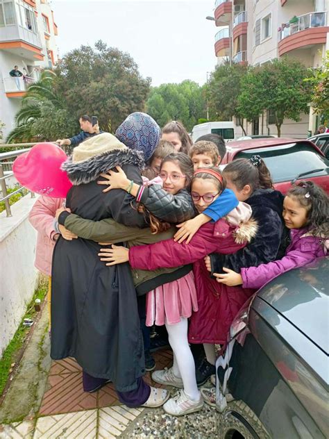 Öğrencileri sürpriz yapıp yürekleri ısıtmıştı o öğretmen hayatını