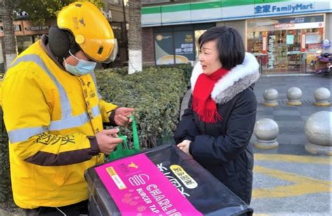 寒潮来袭，静安区100家户外职工爱心接力站向户外职工提供一方温暖时政新民网