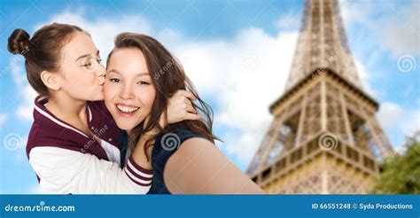 Adolescentes Prenant Le Selfie Au Dessus De Tour Eiffel Photo Stock