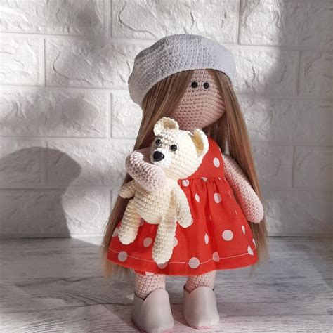 Кукла с мишкой | Crochet hats, Teddy bear, Teddy