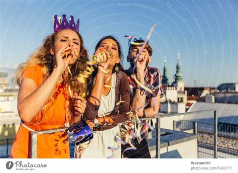 Österreich Wien Junge Leute feiern eine Party auf der Dachterrasse