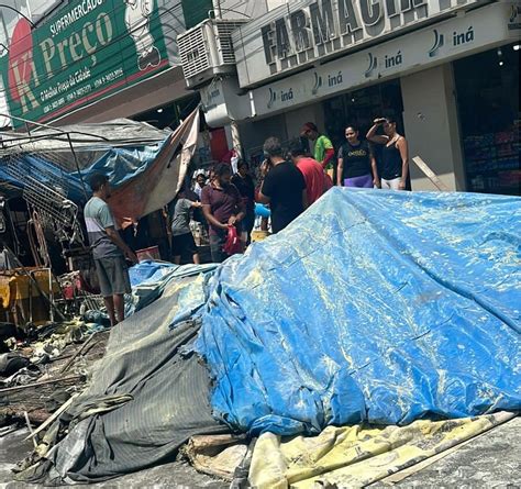 Incêndio causado por fogos de artifícios destrói barracas em feira de