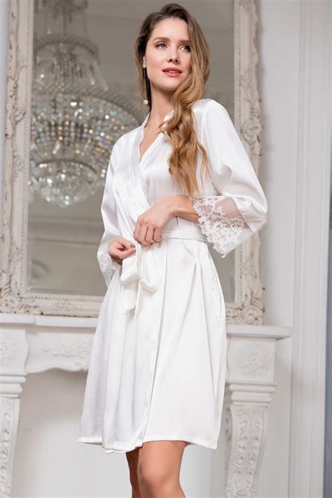 Шелковый халатик White Swan купить в интернет-магазине NIGHTSECRET