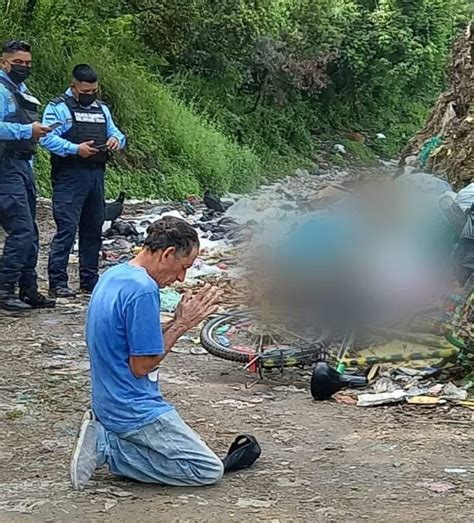 Padre reza frente a cadáver de su hijo asesinado en Santa Bárbara