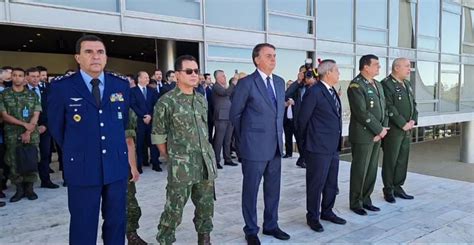 Bolsonaro acompanha desfile de tanques militares no Palácio do Planalto