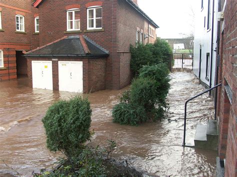 Flooded Basement Cleaning Rapid Water Extraction Drying Service