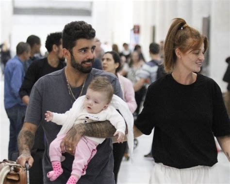 Pedro Scooby Recebe Cintia Dicker E A Filha Aurora Em Aeroporto No Rio