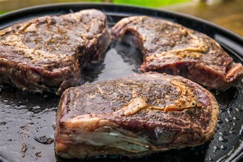 Bife Grelhado Na Grelha Por Perto Foto De Stock Imagem De Queimadura