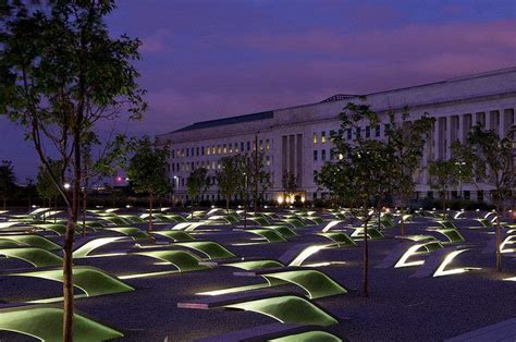 Pentagon Night - Flag On The Side Of The Pentagon At Night | Free ...