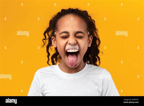 Petite Fille Qui Tire La Langue Banque De Photographies Et Dimages