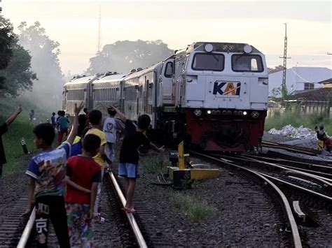 Dilarang Ngabuburit Di Sekitar Jalur Kereta Api Ini Konsekuensinya