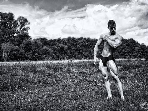 Joven Musculoso Sin Camisa Hunk Hombre Al Aire Libre En La Naturaleza