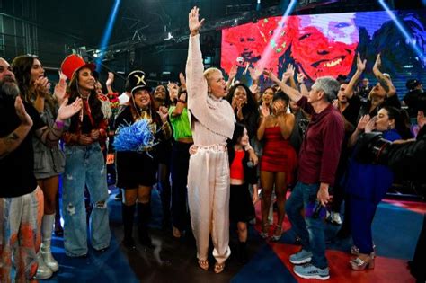 Xuxa Se Emociona Homenagem Do Altas Horas Pelos 60 Anos De Vida E