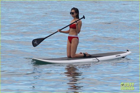 Photo Hailee Steinfeld Paddle Boarding Hawaii Photo