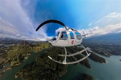 Paseo privado en helicóptero por Guatapé Civitatis