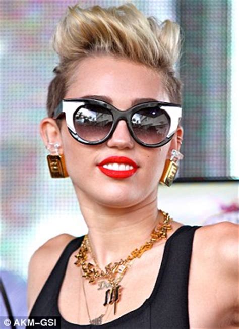 Jaime Pressly Chops Her Bob Even Shorter And Styles Her Blonde Locks Into A Faux Hawk Daily