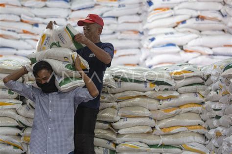 Pendistribusian Bantuan Pangan ANTARA Foto