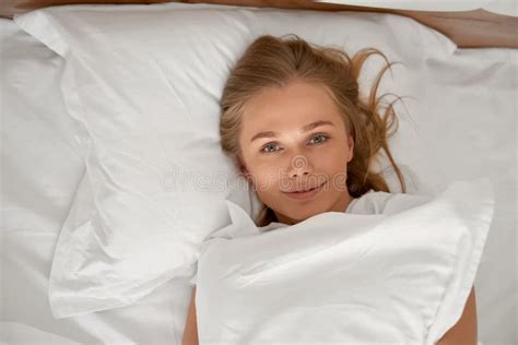 Menina Loira Segurando Travesseiro Na Cama Foto De Stock Imagem De