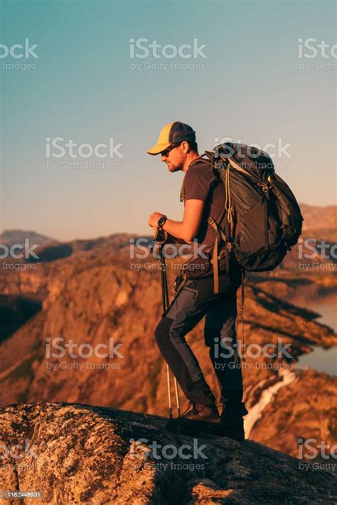 Manusia Di Atas Gunung Pegunungan Di Latar Belakang Foto Stok - Unduh ...