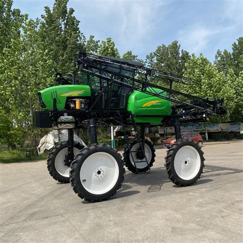 2000L Self Propelled Boom Sprayer For Pesticide Spraying In Dry Field