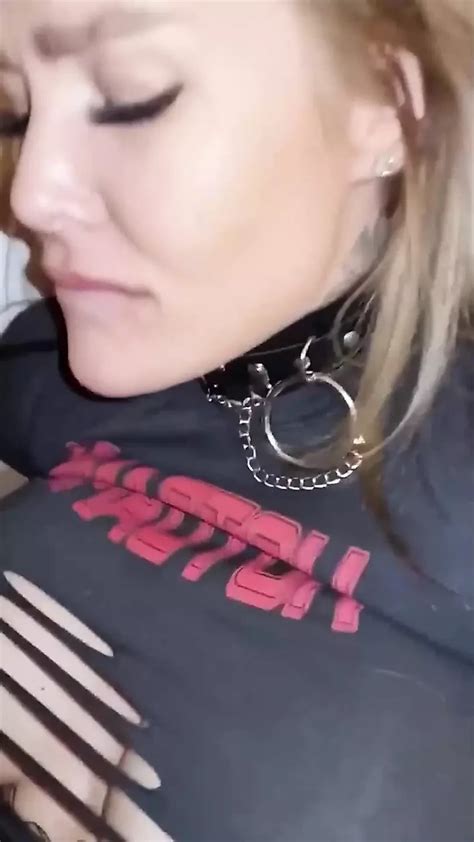 blonde ehefrau wird von zwei schwänfen hart gefickt während ihr ehemann wichst und dann in