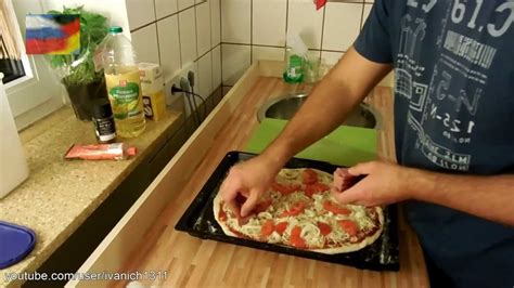 Готовим пиццу. Пицца салями. Как приготовить пиццу дома. 01.12.13 - YouTube