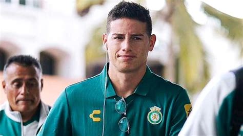 james rodriguez firmo camisas  algunos hinchas del club leon golcaracol