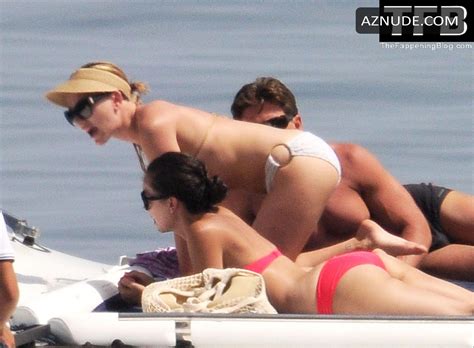 Scarlett Johansson Nude And Sexy Photos Collection From Various Magazine Photoshoots And Events