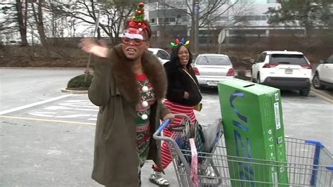 Christmas Eve Shoppers Hit Local Stores Malls To Grab Last Minute