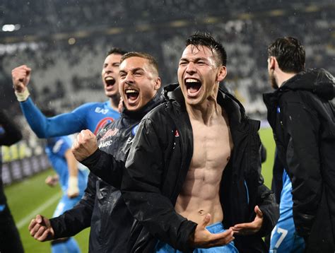 El Napoli venció a la Juventus; el Chucky Lozano podría coronarse ante