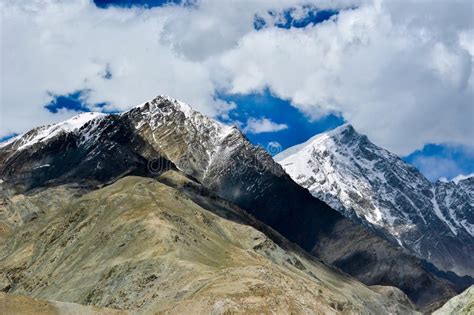 Baisha Lake in Bulunkou Reservoir, Pamir Plateau, Xinjiang Stock Photo ...