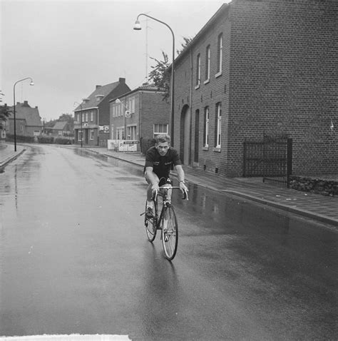 Ploegleider Sjefke Janssen En Zijn Jongens In Elsloo Voor De Kleine