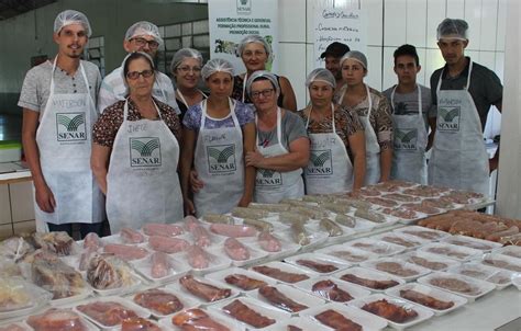 Turma De Agricultores Aprende Cortes E Produ O De Embutidos Su Nos Em