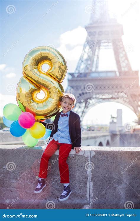 Muchacho Con El Manojo De Globos Coloridos En París Cerca De La Torre