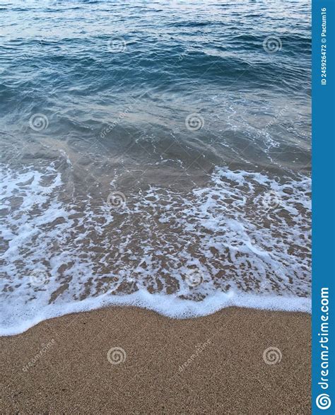 Praia Areia Marinha Onda Azul E Fundo De Espuma Branca Foto De