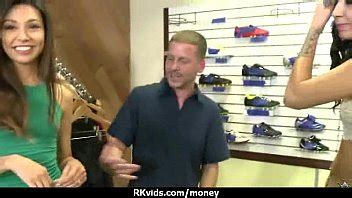 Chica amateur acepta dinero en efectivo por sexo de un extraño