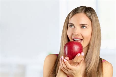 Retrato De Feliz Sonriente Mujer Hermosa Joven Comiendo Manzana Roja