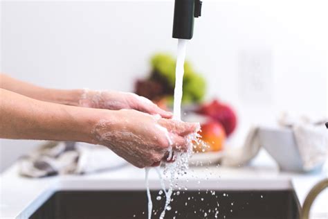 Como amenizar cheiro de alho e cebola das mãos veja métodos simples