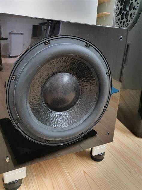 REL R528 Subwoofer, Audio, Soundbars, Speakers & Amplifiers on Carousell