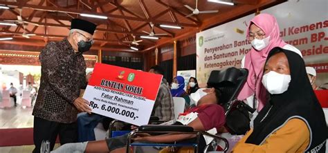 Tiba Di Pontianak Wapres Serahkan Bantuan Kemensos Dan BPJAMSOSTEK