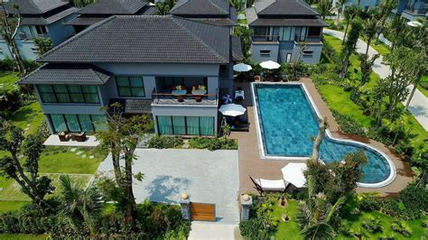 Bird's Eye View of a House with Swimming Pool · Free Stock Photo