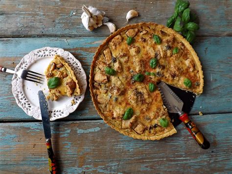 Tarta z kurczakiem pieczarkami w sosie śmietanowo ziołowym