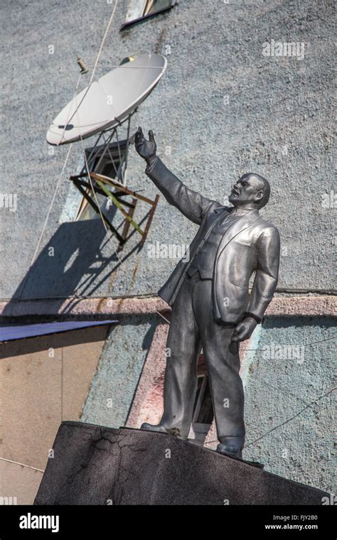 Lenin Monument On The Background Wall Stock Photo Alamy