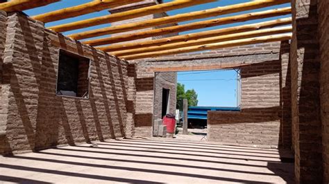 Muros De Adobe Y Un Gran Techo Vivo A Metros Del Lago