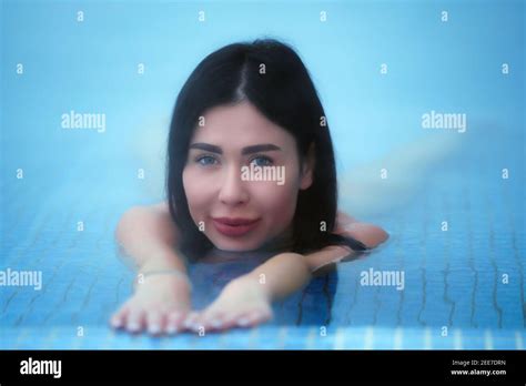 Pretty Brunette In Swimsuit Swimming Hi Res Stock Photography And Images Alamy