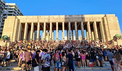 Una Multitud De Chicos Se Concentraron En El Monumento A La Bandera