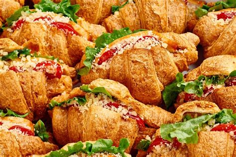 Купить мини-круассаны с курицей сет по цене 3490 ₽ в Красноярске | «Сет ...