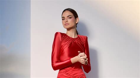 marta carriedo triunfa   impresionante vestido rojo  efecto