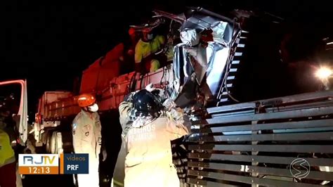 Caminhoneiro Fica Preso Nas Ferragens Após Bater Em Traseira De Carreta